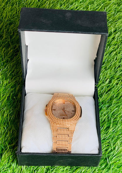Men's round golden watch