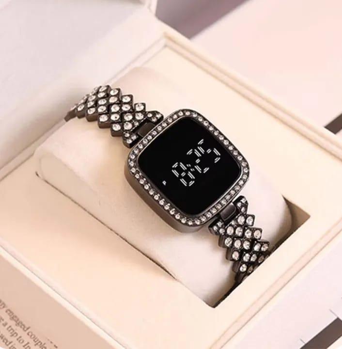 Women battery operated water resistant watch