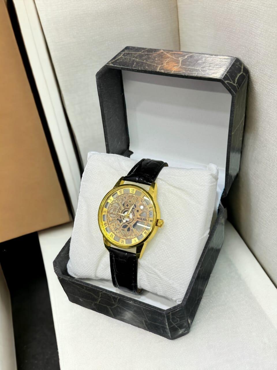 Men's quartz round Analoge watch with leather strap