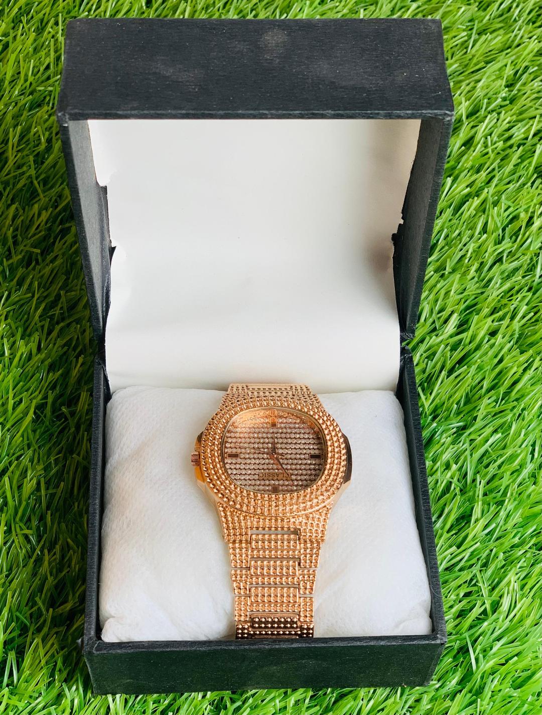 Men's round golden watch